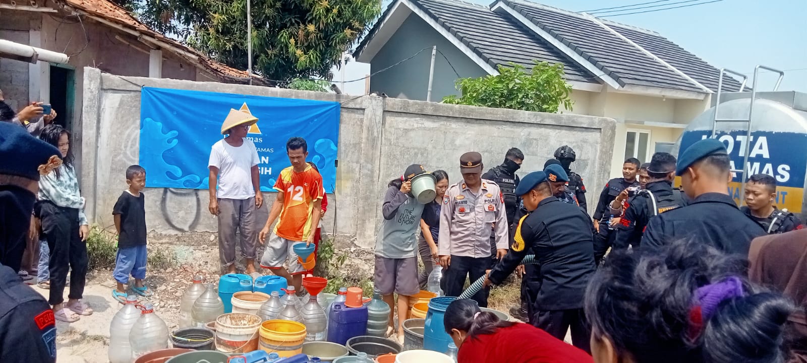 Bantuan air bersih untuk warga kekeringan di desa Cibarusah Kota Kec, Cibarusah